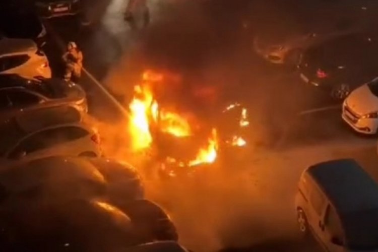 İstanbul'da park halindeki araç alev alev yandı