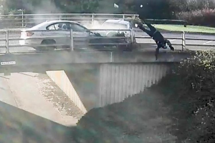 Trafikte inanılmaz kavga! Motosiklet sürücüsü, köprüden düştü