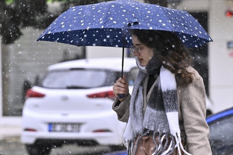 Ankara yeni g&uuml;ne karla uyandı