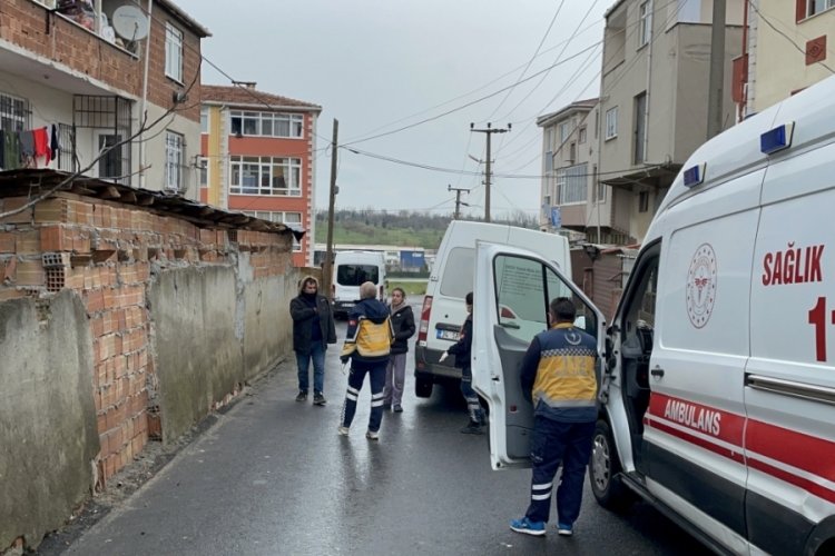 Tekirdağ'da minibüs elektrik direği ile çöp konteynerine çarptı