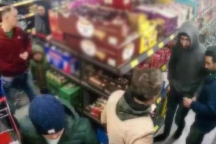 Market reyonlarının arasında uyuşturucu alışverişi