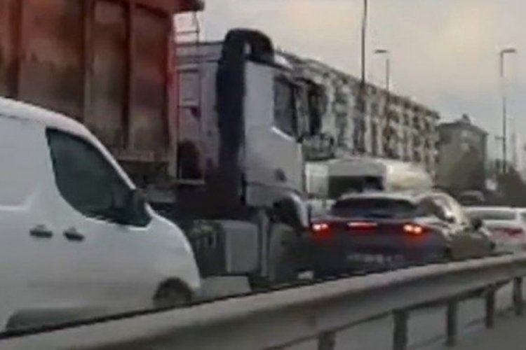 İstanbul'da TIR, otomobile &ccedil;arptı!