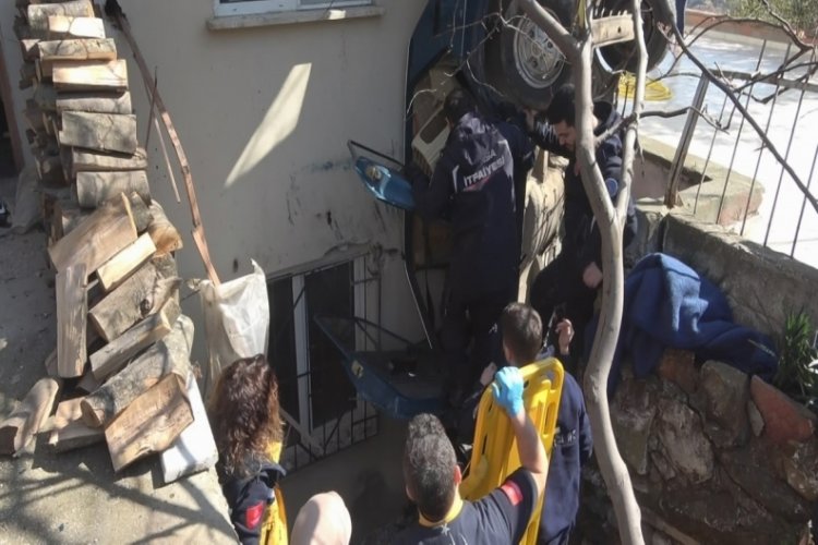 Bursa'da evin bah&ccedil;esine u&ccedil;an otomobilde can pazarı!