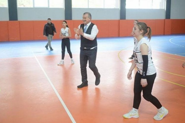 Bakan Bak voleybol oynadı