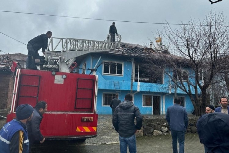 Tokat'ta mumdan &ccedil;ıkan yangın, bir evi k&uuml;l etti