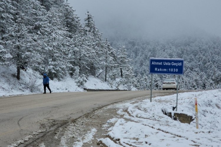 Karab&uuml;k'te kar yağışı doğayı yeniden beyaz &ouml;rt&uuml;yle kapladı