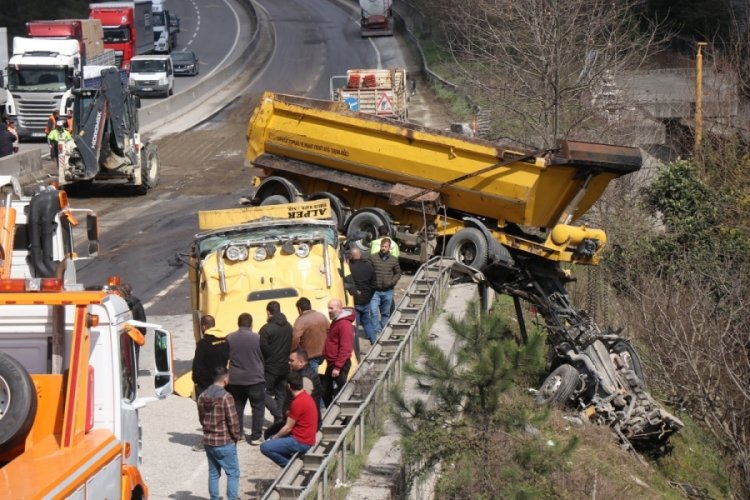 Sakarya'da feci kaza! Tır'ın dorsesi bariyerlerde asılı kaldı