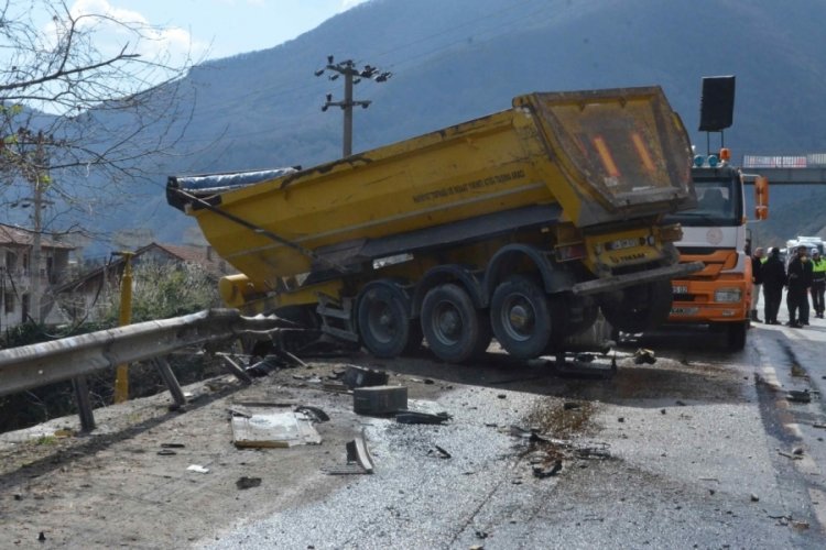 Sakarya'da kamyon şarampole devrildi!