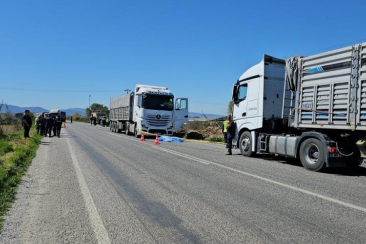 İzmir'de tırın altında kalan emekli polis hayatını kaybetti