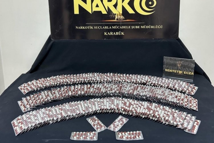 Karab&uuml;k'te 2 bin 604 adet uyuşturucu hap ile yakalanan 2 kişi tutuklandı