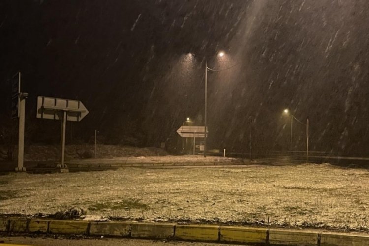 Bolu Dağı'nda kar yağışı etkili oluyor