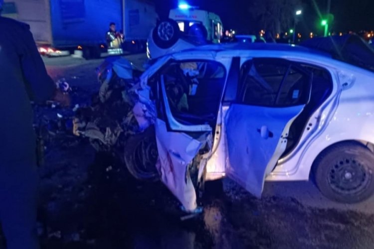 Ankara'da iki otomobil &ccedil;arpıştı: 2 &ouml;l&uuml;, 1 yaralı