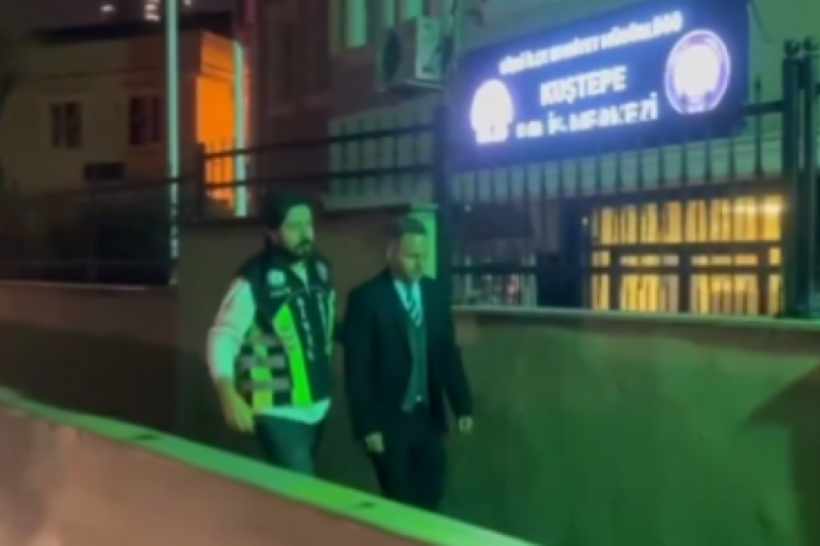İstanbul'da bir şahıs kendisine korna &ccedil;alan s&uuml;r&uuml;c&uuml;n&uuml;n camını yumruklamıştı: Yakalandı