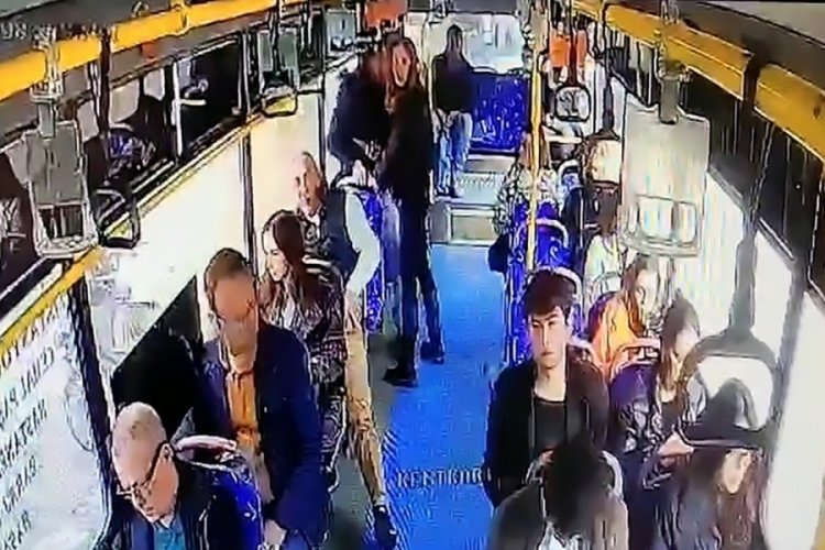Adana'da otob&uuml;ste iğren&ccedil; olay! Yolcular d&ouml;v&uuml;p, polise teslim etti