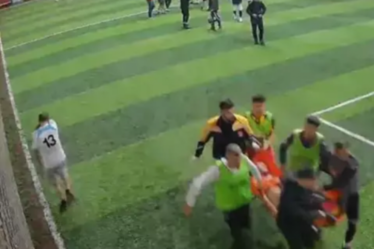 Halı sahada &ouml;l&uuml;m! Bir anda yere yığıldı