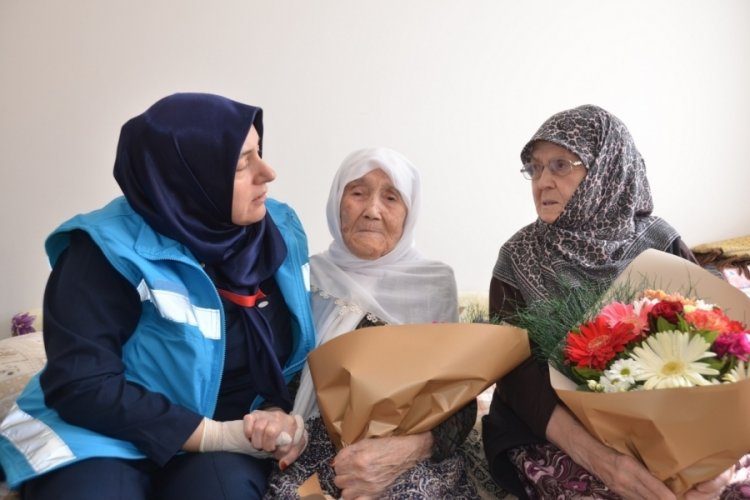 Bursa'da 102 yaşındaki kadın ve 84 yaşındaki kızına ziyaret