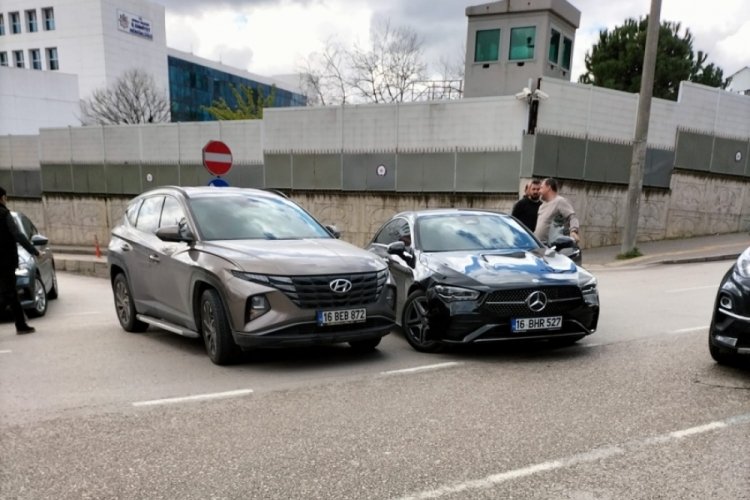 Bursa'da 2 ara&ccedil; &ccedil;arpıştı! Maddi hasar oluştu