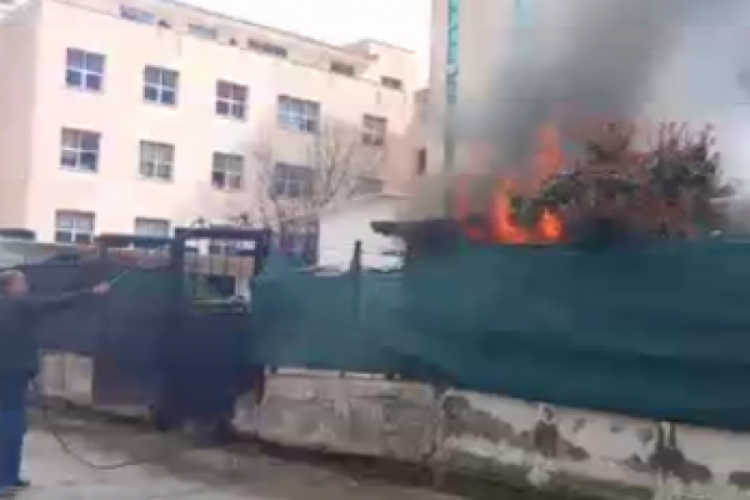 Diyarbakır'da ahşap depoda yangın!