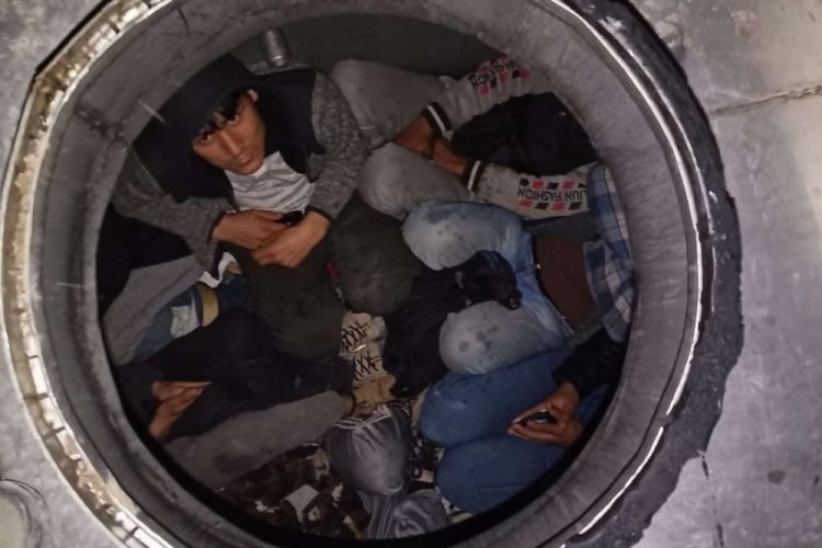 Ağrı'da tankerden g&ouml;&ccedil;menler &ccedil;ıktı