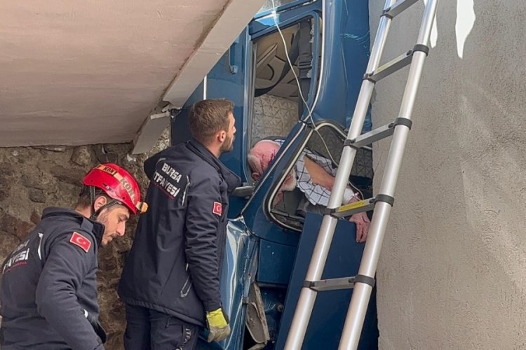 Bursa'da bina ile istinat duvarı arasına d&uuml;şen otomobilin s&uuml;r&uuml;c&uuml;s&uuml; kurtarılamadı