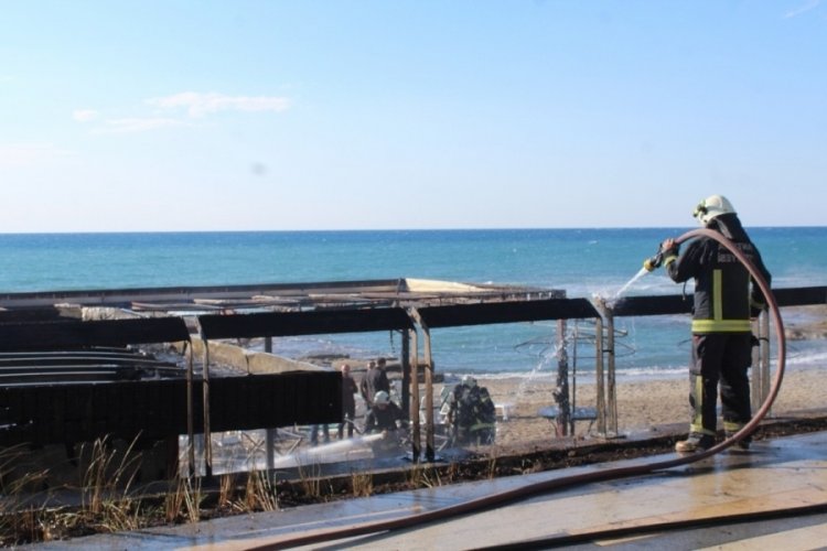 Antalya'da plajda korkutan yangın