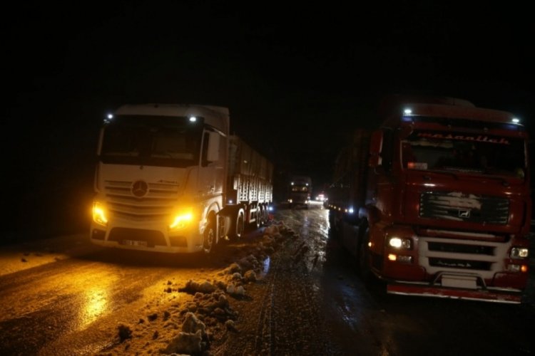 Tokat'ta buzlanan yolda &ccedil;ok sayıda tır ve &ccedil;ekici ara&ccedil; yolda kaldı