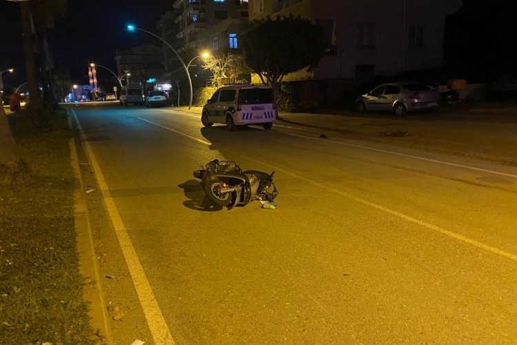 Antalya'da motosikletli kurye yayaya &ccedil;arptı: 2 yaralı