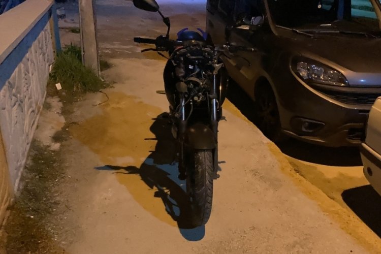 Alkoll&uuml; motosiklet s&uuml;r&uuml;c&uuml;s&uuml; kaldırıma &ccedil;ıkıp direğe &ccedil;arptı