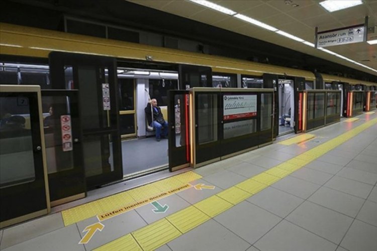 Aksaray Metro İstasyonu'nda trenden duman &ccedil;ıkması nedeniyle seferler aksadı
