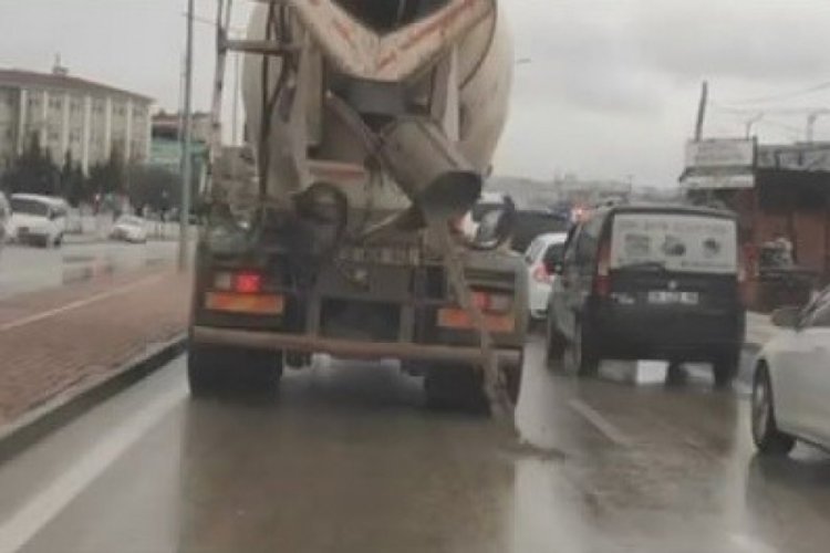 Bursa'da beton mikseri, yola beton dökerek ilerledi!