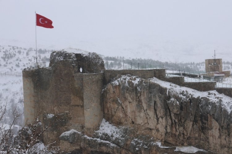 Elazığlılar g&uuml;ne karla uyandı
