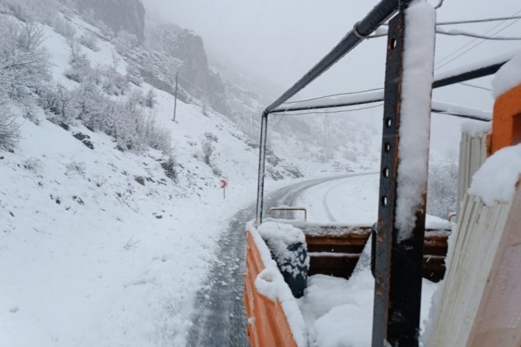 Şırnak'ta kar nedeniyle kapanan yolları a&ccedil;ma &ccedil;alışmaları başladı