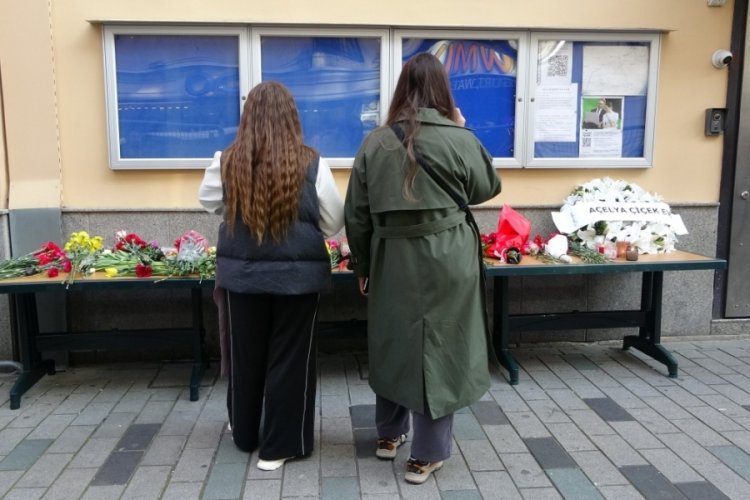 İstanbul'daki Rus vatandaşlar konsolosluk binası &ouml;n&uuml;ne &ccedil;i&ccedil;ek bıraktı
