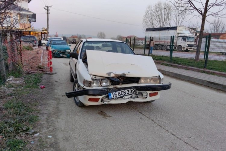 Bursa'da iki otomobil kafa kafaya &ccedil;arpıştı: 7 yaralı