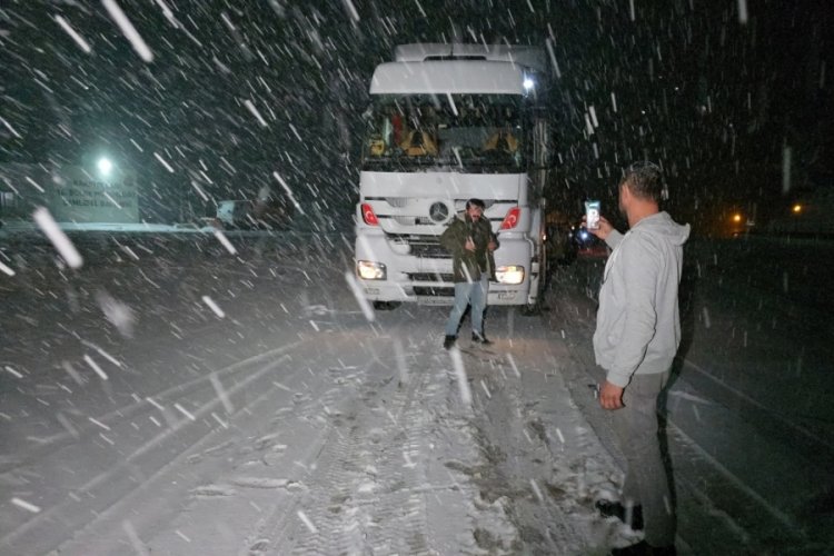 Tokat-Sivas yolunda kar yağışı etkili oldu