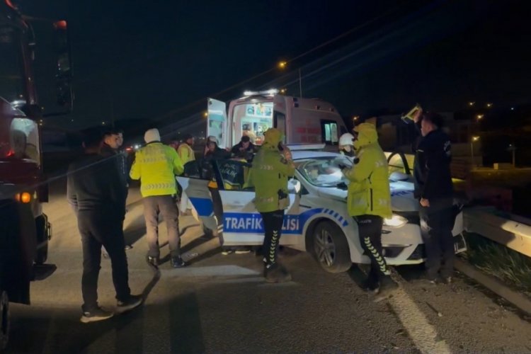 TEM'de polis aracı bariyere &ccedil;arptı: 2 polis yaralı