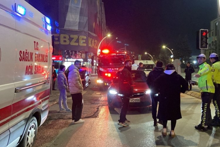 Kocaeli'de hafif ticari ara&ccedil; otomobile &ccedil;arptı: 1 yaralı