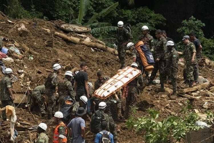 Brezilya'da şiddetli yağışların yol a&ccedil;tığı toprak kaymalarında 12 kişi &ouml;ld&uuml;