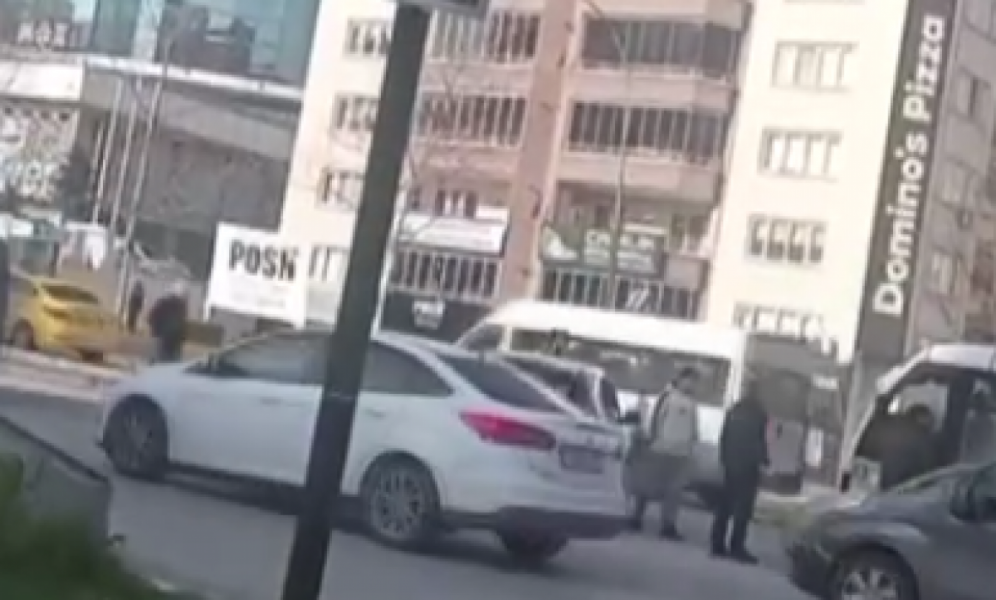 Bursa'da akan trafiğe aldırış etmeden birbirlerine girdiler
