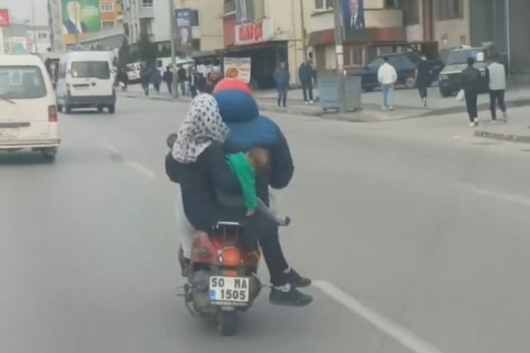 Bursa'da motosiklet sürücüsünün ailesiyle beraber tehlikeli yolculuğu kamerada