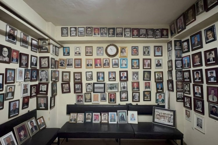 Bursa'da vefat edenlerin fotoğrafları lakapları ile duvara asılıyor