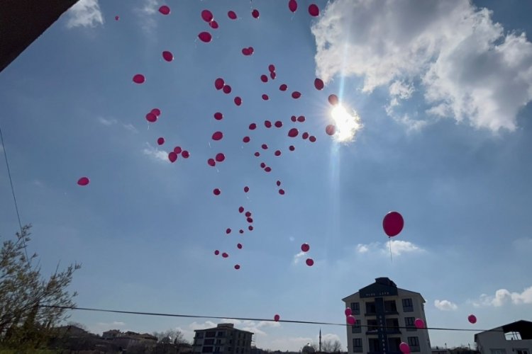 Bursa SMA''lı Havvanur tedavisi i&ccedil;in Dubai'ye pembe balonlarla uğurlandı
