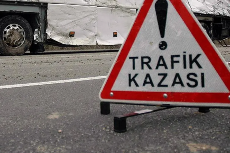 Boz&uuml;y&uuml;k'te kontrolden &ccedil;ıkan otob&uuml;steki 14 yolcu yaralandı