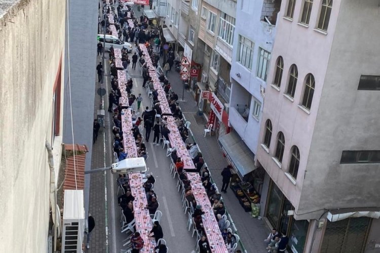 Bursa'da mahalle gen&ccedil;leri bin kişilik iftar verdi