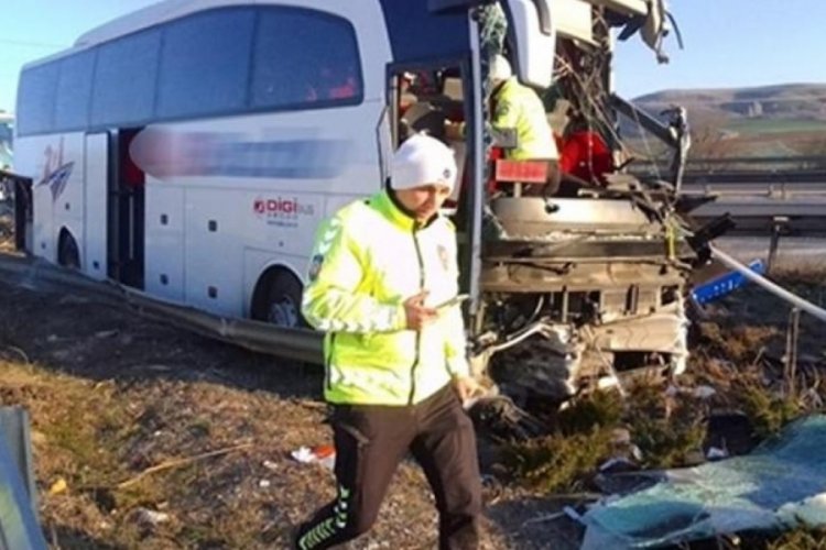 Bilecik'te yolcu otobüsü bariyerlere çarptı! 14 kişi yaralı