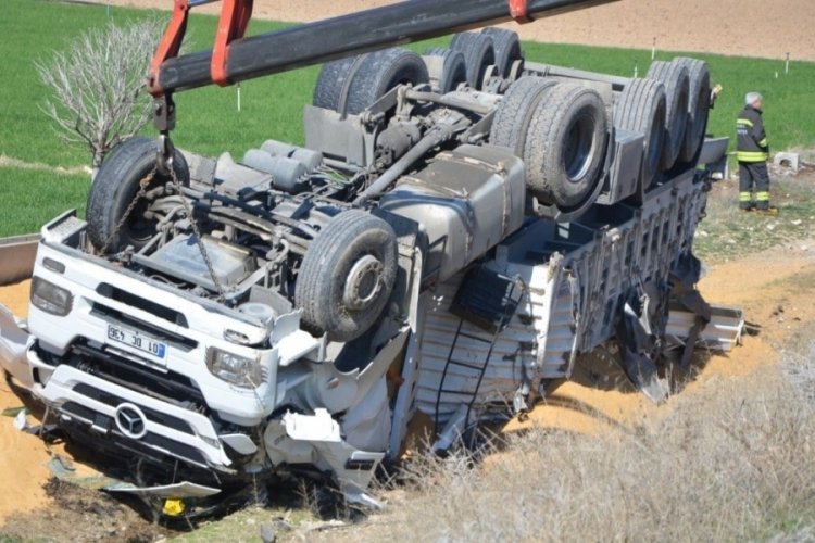 Konya'da kontrolden &ccedil;ıkan tır şarampole devrildi: 1 &ouml;l&uuml;