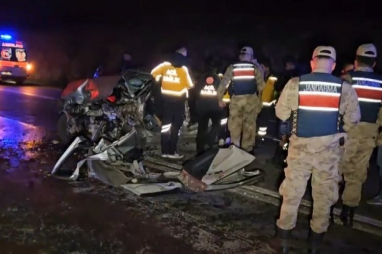 Gaziantep'te 2 otomobil kafa kafaya &ccedil;arpıştı! 2 &ouml;l&uuml;, 6 yaralı
