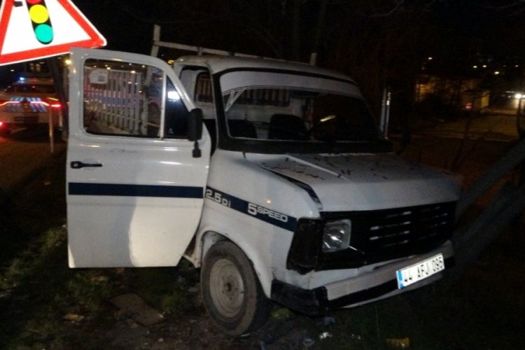 Malatya'da polisten ka&ccedil;an s&uuml;r&uuml;c&uuml;n&uuml;n kullandığı kamyonet ağaca &ccedil;arptı