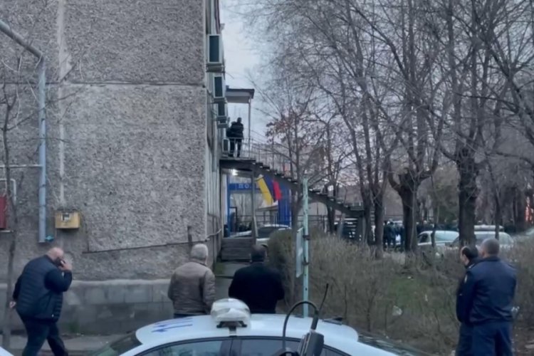 Ermenistan'da emniyet m&uuml;d&uuml;rl&uuml;ğ&uuml;ne el bombalı saldırı