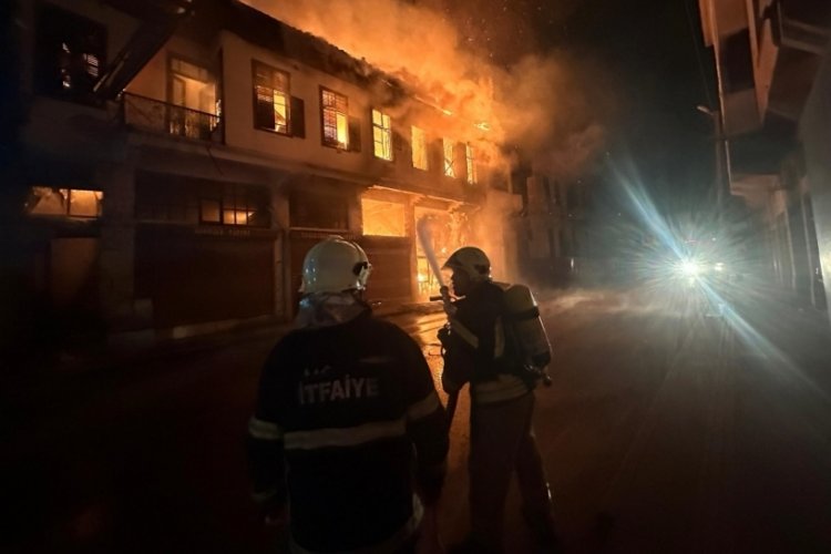 Hatay'da depremden hasarlı evde yangın &ccedil;ıktı!